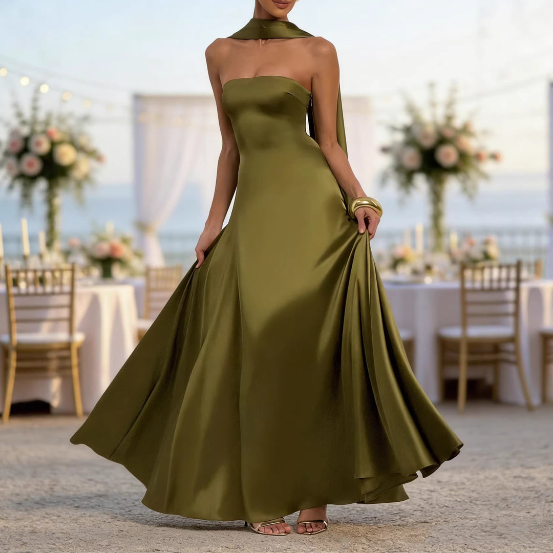 Kvinne Elegant og Off-the-Shoulder Kveldsdrakt med Flytende Fall