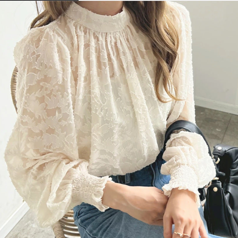 Kvinne elegant bluse med blomsterbuketter og voluminøse ermer Skjora