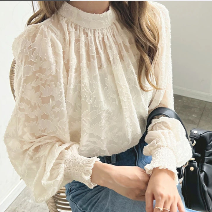 Kvinne elegant bluse med blomsterbuketter og voluminøse ermer Skjora