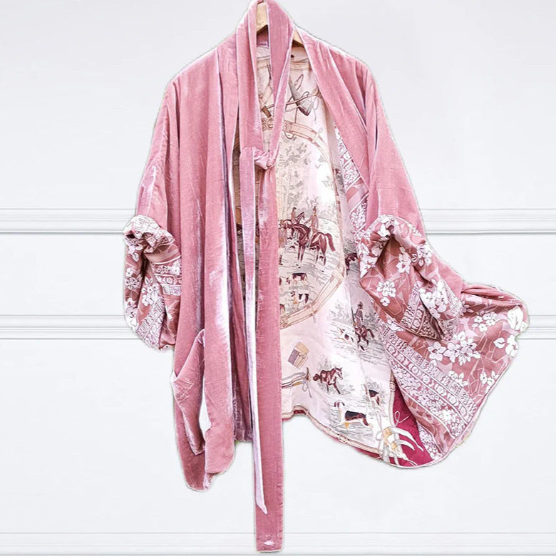 Kvinnes luksuriøse kimono med blomstermønster og silkeaktig fôr Skjora