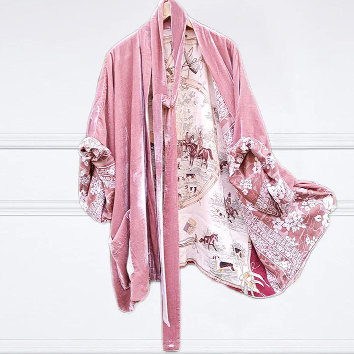 Kvinnes luksuriøse kimono med blomstermønster og silkeaktig fôr Skjora
