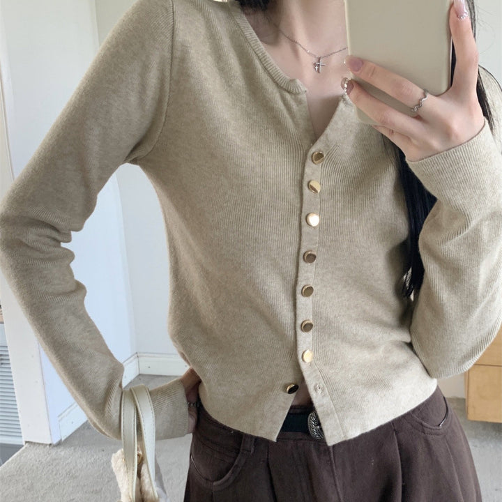 Kvinnelig elegant cardigan med knappe-detalt og mykt materiale Skjora