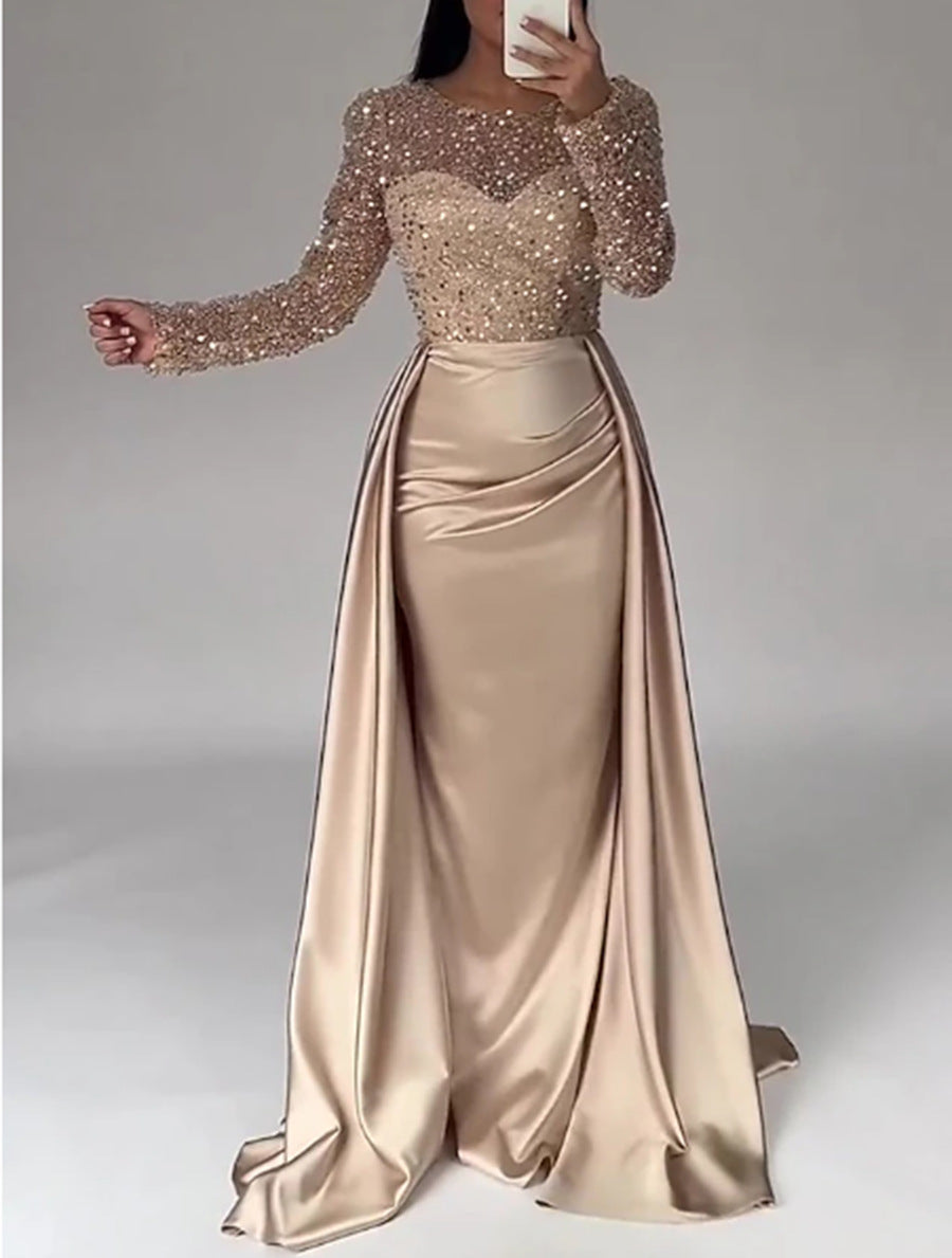 Kvinnelig Elegant Kveldskjole med Glitterdetaljer og Flytende Stoff