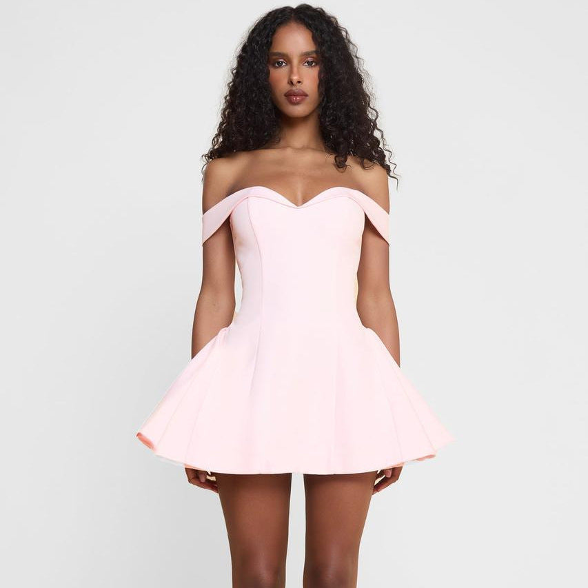 Dame Offshoulder Mini Kjole med lekent snitt Skjora