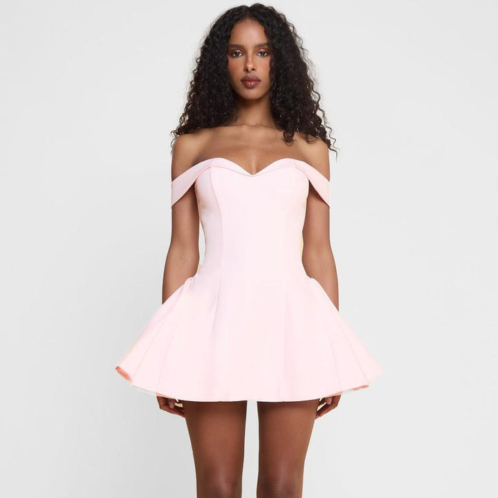 Dame Offshoulder Mini Kjole med lekent snitt Skjora