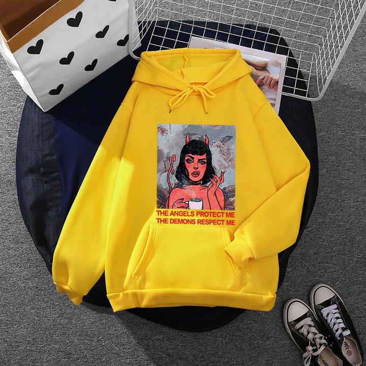 Kvinnehettegenser med kreativ grafisk trykk Skjora