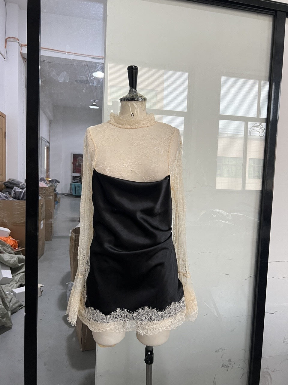 Damer elegante spissen- og silkedress Skjora