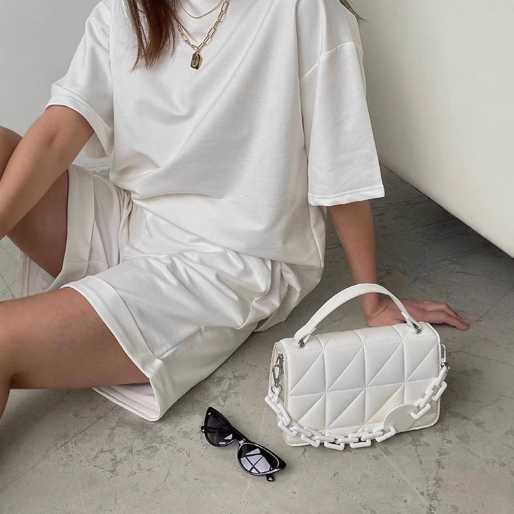 Kvinnens uformelle loungedrakt med oversized t-skjorte og shorts Skjora