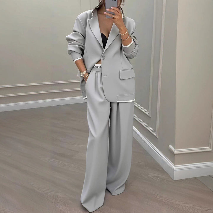 Kvinnelig elegant blazer og bukse sett med bred kutt og moderne design Skjora