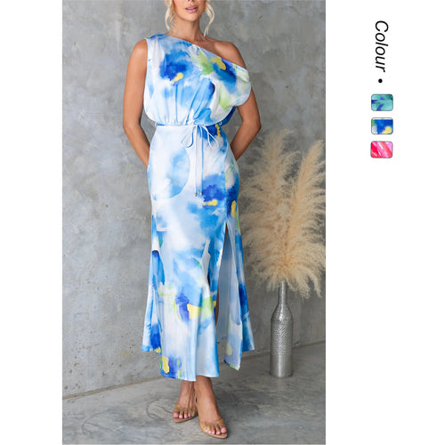 Kvinne maxi kjole med asymmetrisk design og flytende stoff