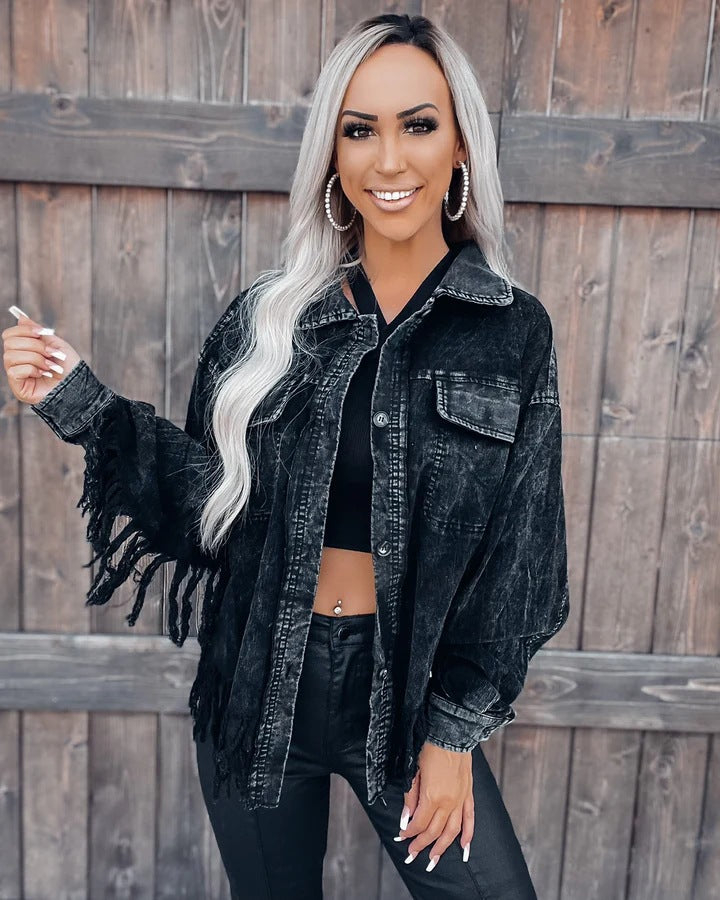 Kvinne franjejakke laget av denim i en avslappet oversized passform