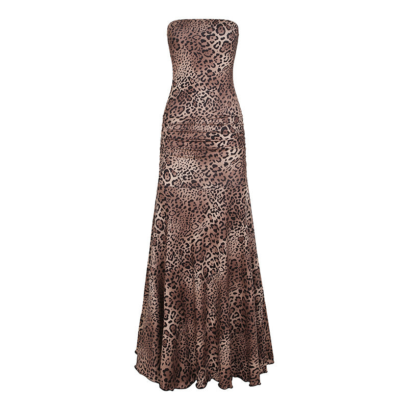 Damer elegant omslagkjole med leopardmønster og voluminøs kant Skjora