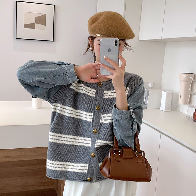 Kvinnens cardigan med slående stripe mønster og dekorative knapper Skjora