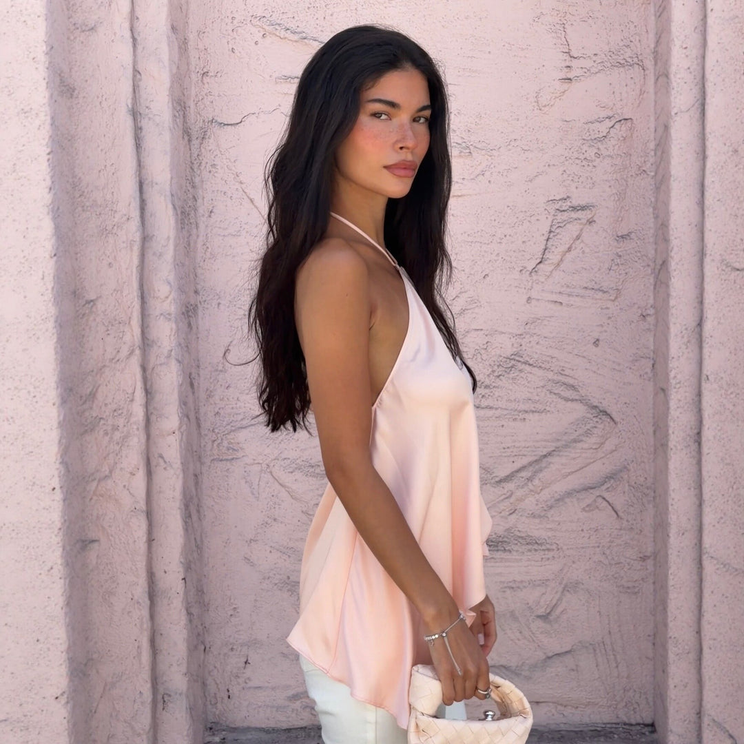 Dame Halter-Topp laget av flytende chiffon med asymmetrisk hem Skjora