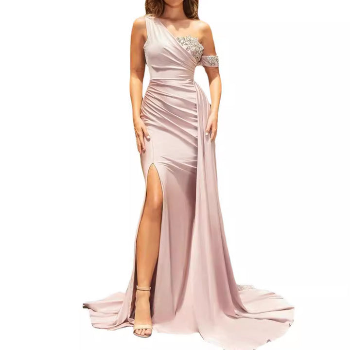 Dame elegant kveldskjole med asymmetrisk snitt og glitrende detaljer