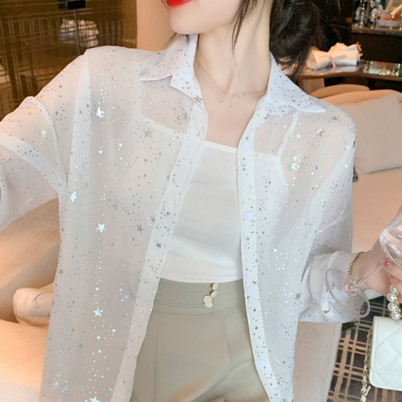 Kvinnes transparent bluse med glitrende stjerner Skjora