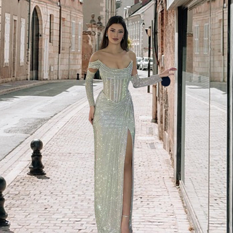 Kvinne Elegant Kveldsdress med Glitrende Smykke Detalj og Drapert Skjørt