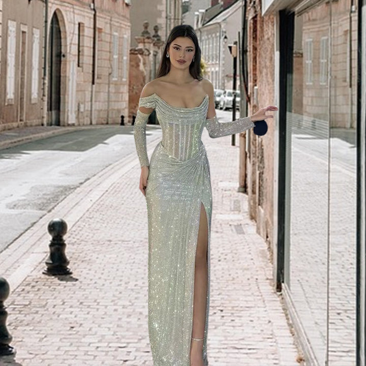 Kvinne Elegant Kveldsdress med Glitrende Smykke Detalj og Drapert Skjørt