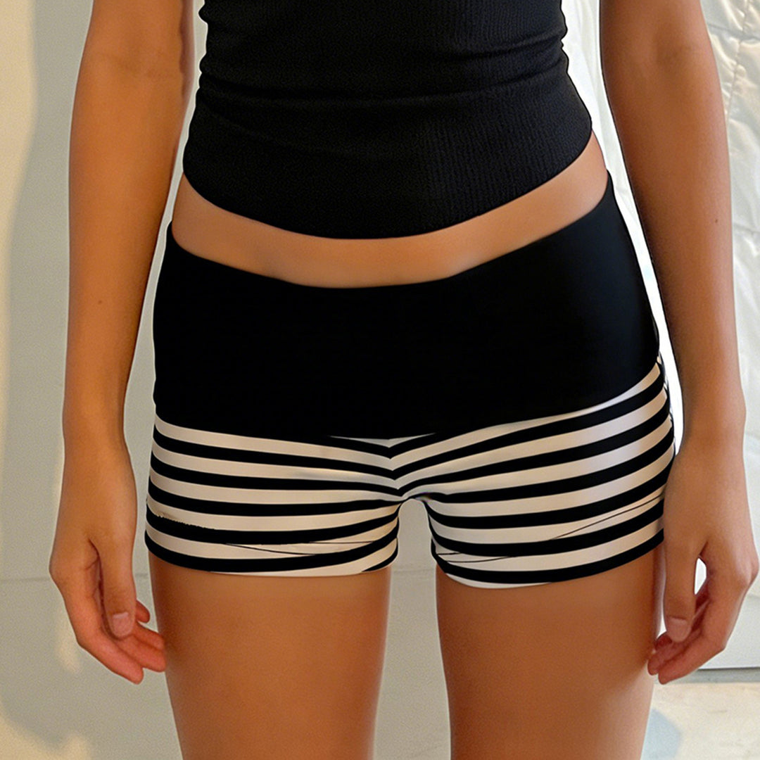 Dame Sporty Shorts med bred elastisk linning og moderne stripemønster Skjora