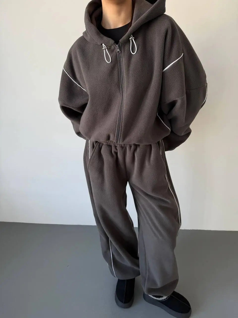 Kvinnenes avslappede hettegensers joggedrakt med løse bukser og side stripe Skjora