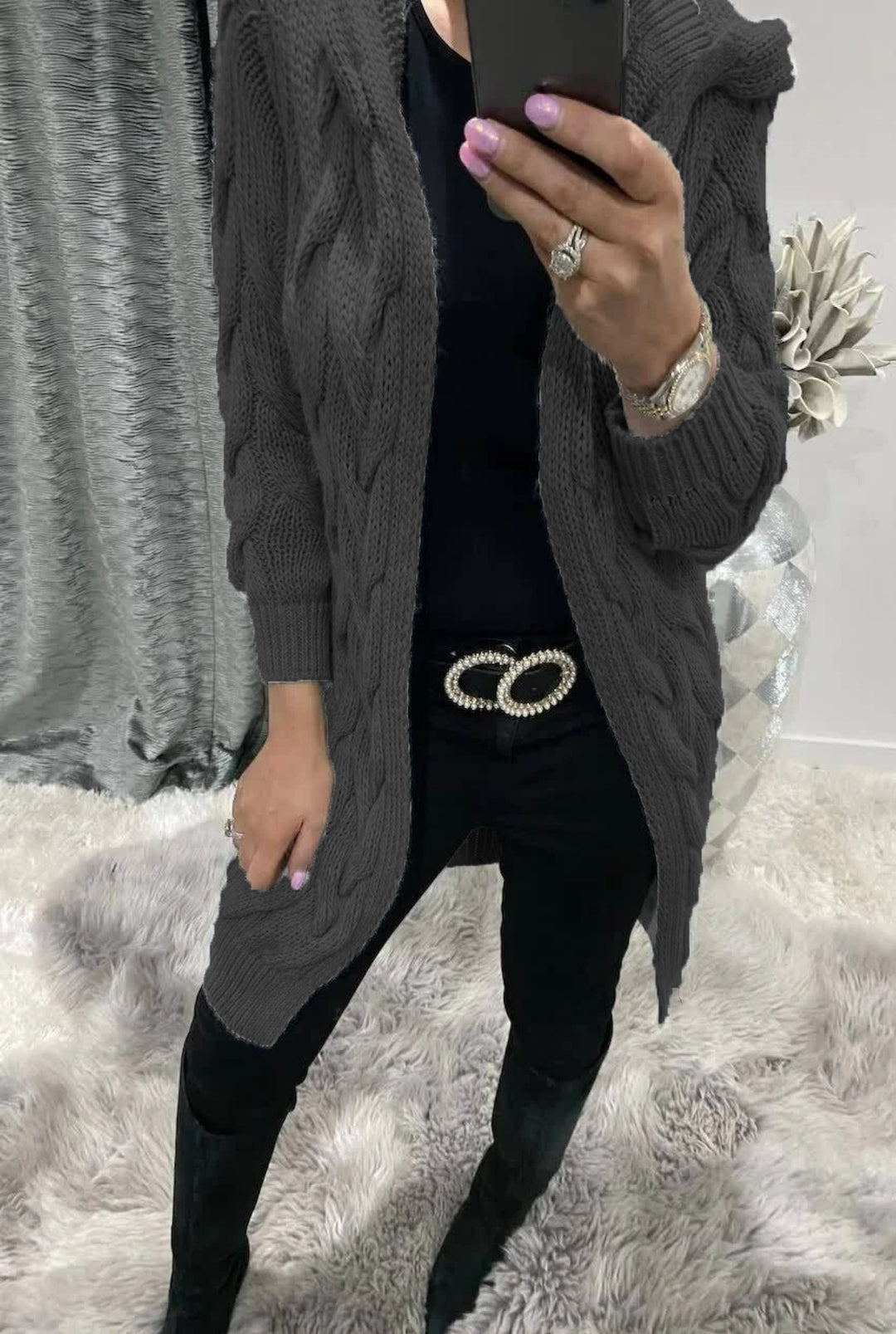 Kvinnes chunky strikk cardigan med nostalgisk kabeldesign og praktiske lommer Skjora
