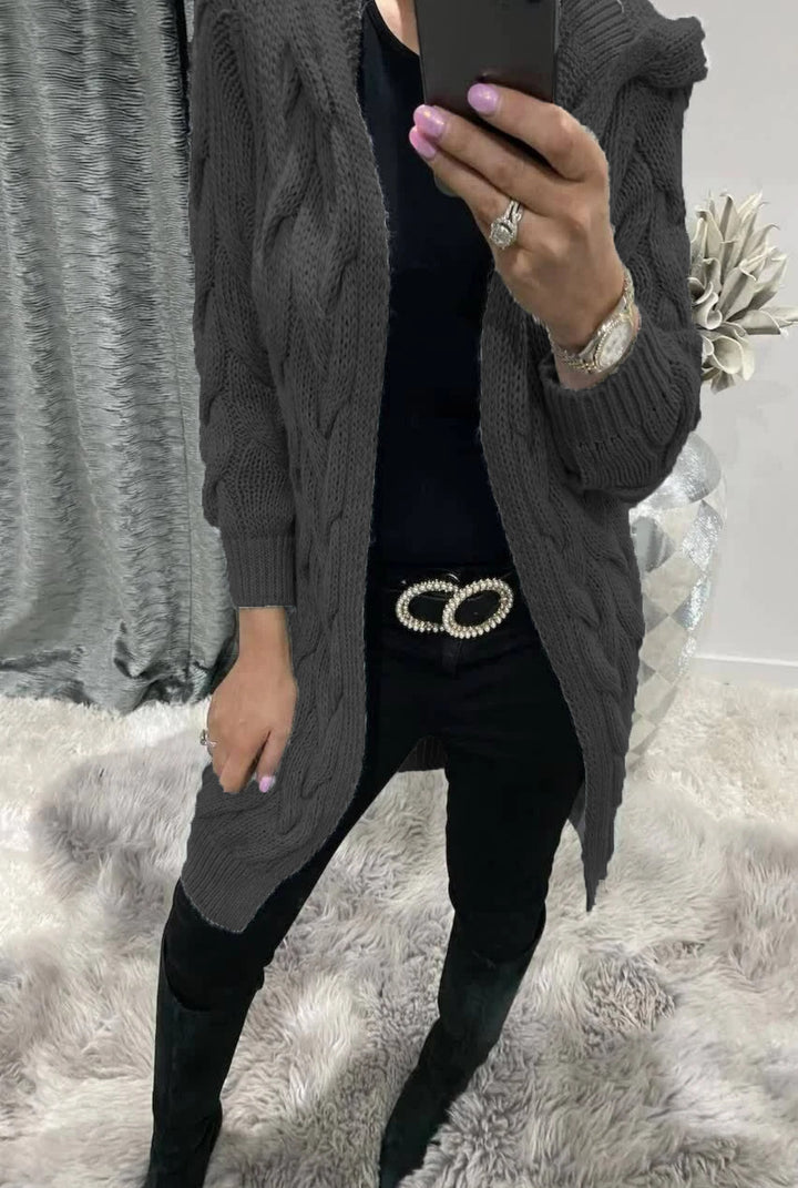 Kvinnes chunky strikk cardigan med nostalgisk kabeldesign og praktiske lommer Skjora