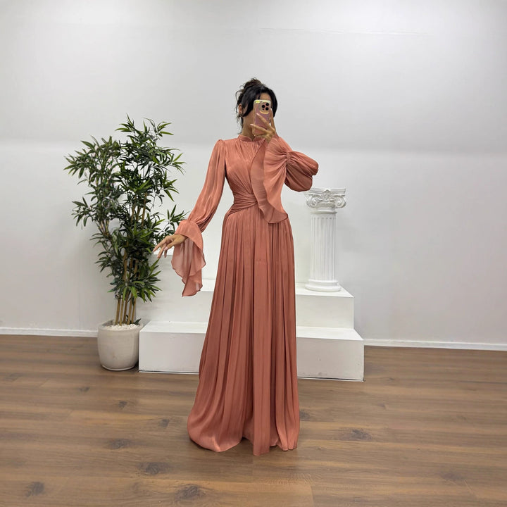 Kvinners maxikjole med en figurslankende snitt og elegant samling
