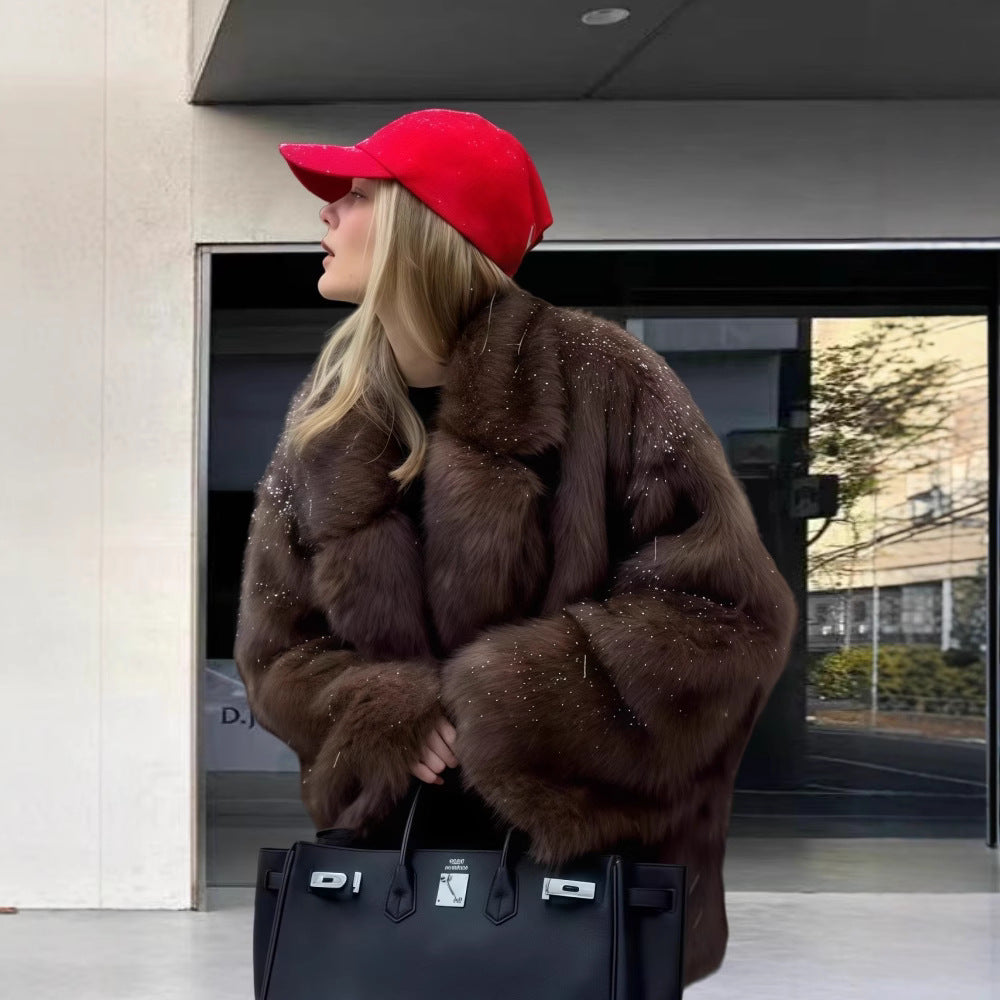 Kvinnens fleece-fur jakke med glitrende detaljer og voluminøs snitt