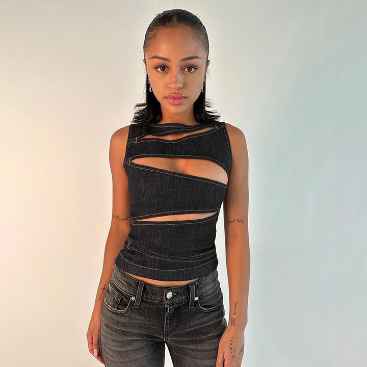 Dame figurtilpasset denim-top med asymmetriske cut-outs og stilig design Skjora