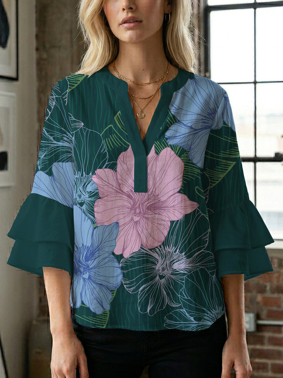 Damebluse med voluminøse ermer og blomsterdesign Skjora