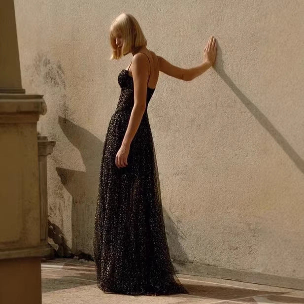 Dame glamorøs kveldskjole med gjennomsiktig skjørt og elegante detaljer Skjora