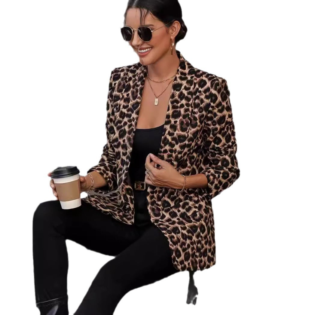 Dameblazer i trendy dyreprint med elegante slag og praktiske lommer