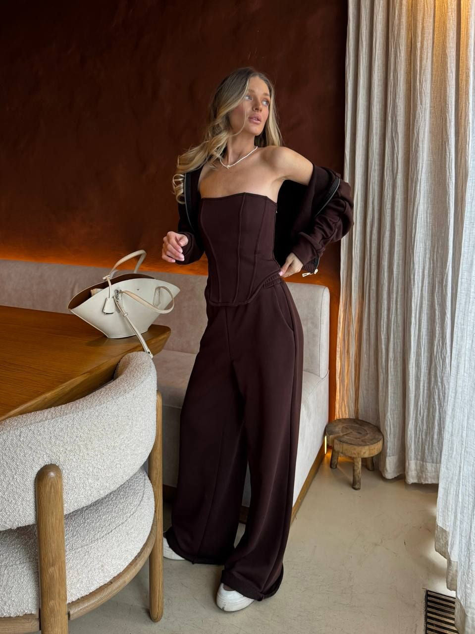 Kvinnelig sporty jumpsuit med stilfull bustier og hette Skjora