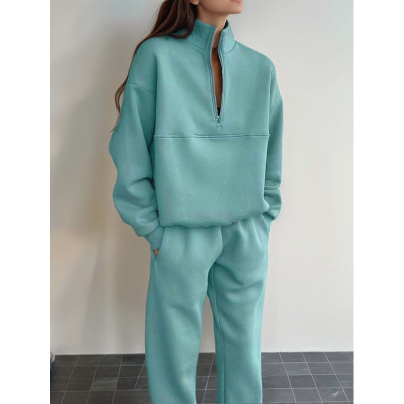 Sporty sweatshirt-set for women with high collar and elastic cuffs Skjora