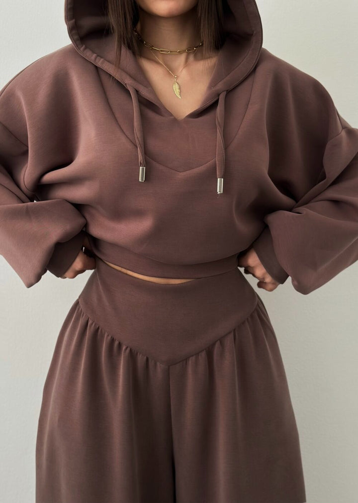 Dame kort hoodie og løse casual bukser kombinasjon med trendingskår