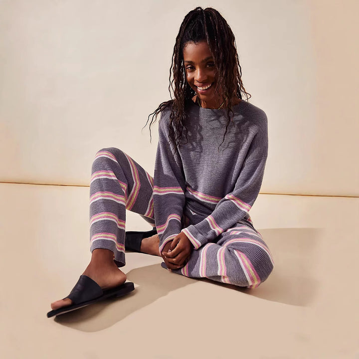 Kvinnens avslappede stripete loungewear-sett med løstsittende topp og komfortable bukser Skjora