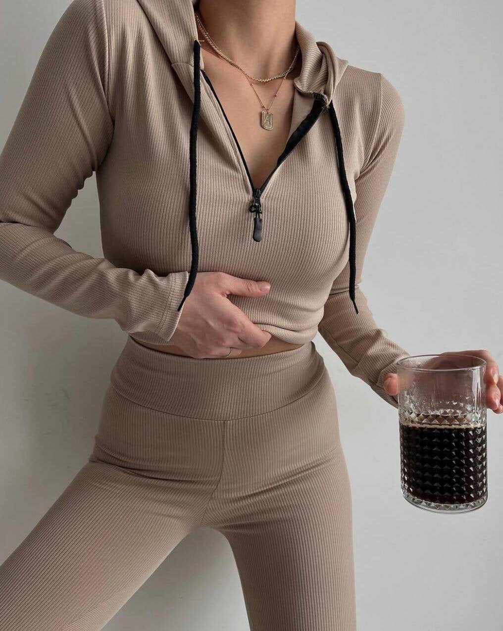 Kvinnenes sporty langermet jumpsuit med glidelås og figurnær passform Skjora