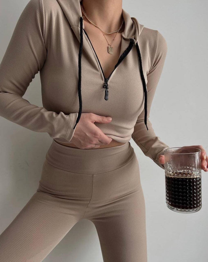 Kvinnenes sporty langermet jumpsuit med glidelås og figurnær passform Skjora