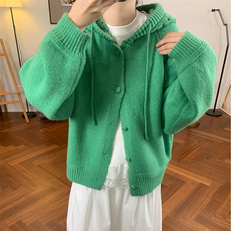 Kvinnens koselige oversized cardigan med hette og knappe detaljer Skjora