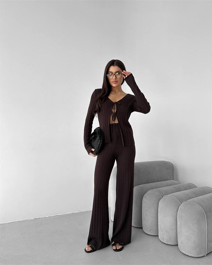 Kvinnens elegante strikkeensemble med avslappet halslinje Skjora