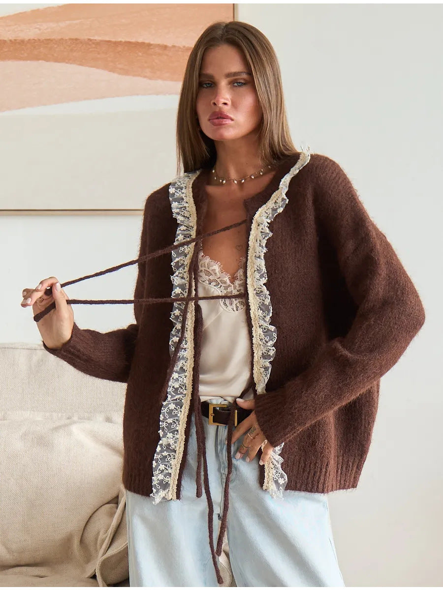 Dames elegant strikket cardigan med fin blonderdetalj Skjora