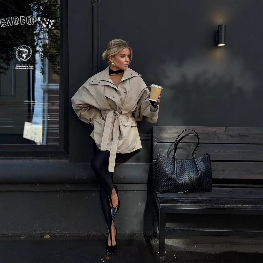 Kvinnes utilityjakke i moderne snitt med praktiske lommer og belte Skjora