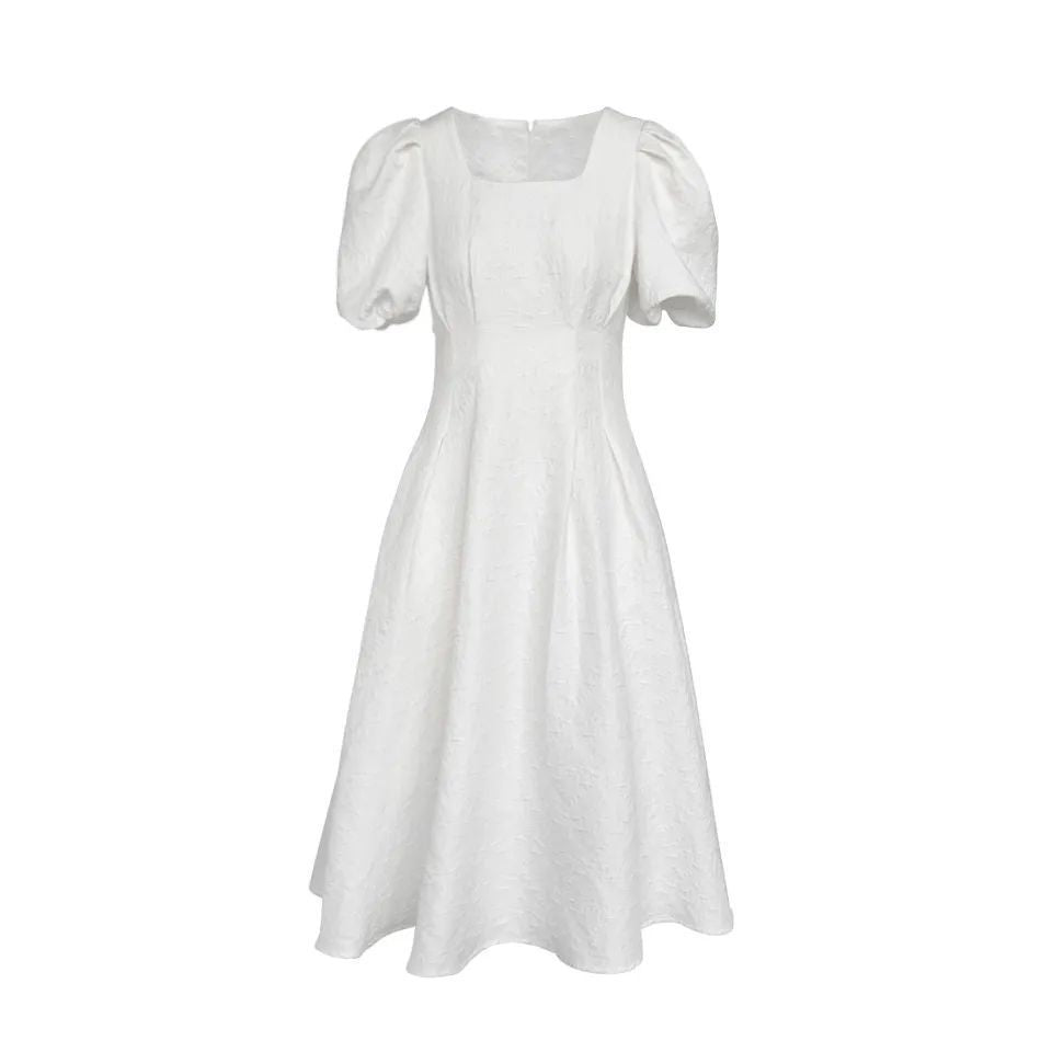 Kvinnens elegante midi kjole med firkantet hals og voluminøse ermer