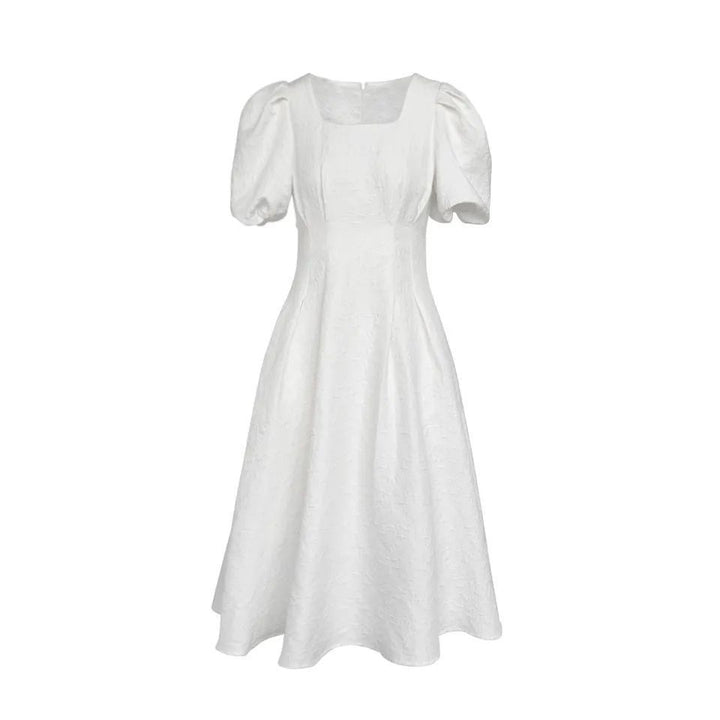 Kvinnens elegante midi kjole med firkantet hals og voluminøse ermer