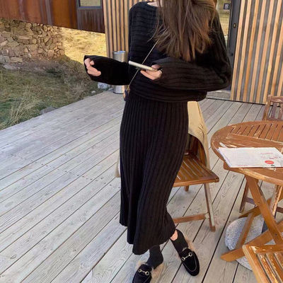 Kvinners elegante strikkegenser med av-skuldre design og fin ribbestruktur Skjora