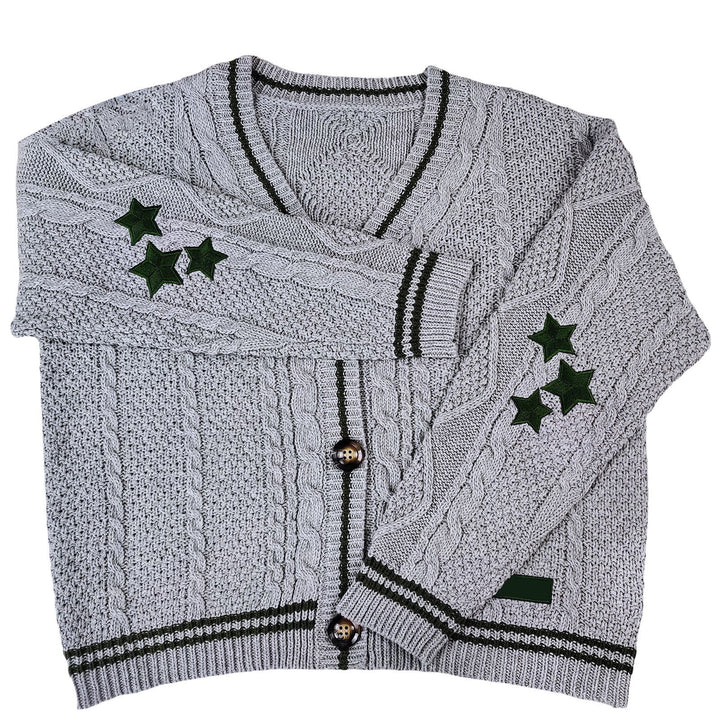 Kvinnens chunky strikket cardigan med moderne kabelmønster og elegante knappedetaljer Skjora