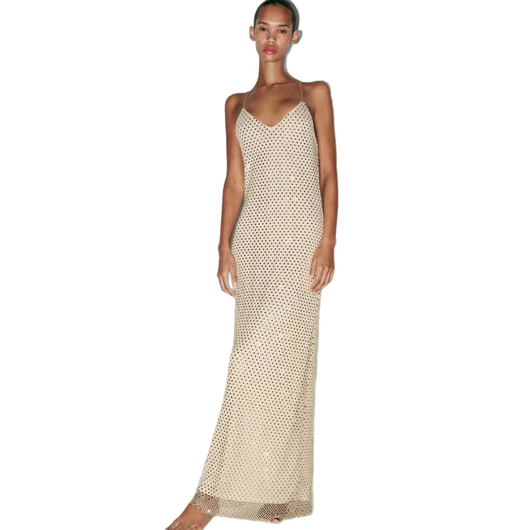 Kvinnens elegante maxi-kjole med intrikate mesh-detaljer og tynne spaghetti-stropper