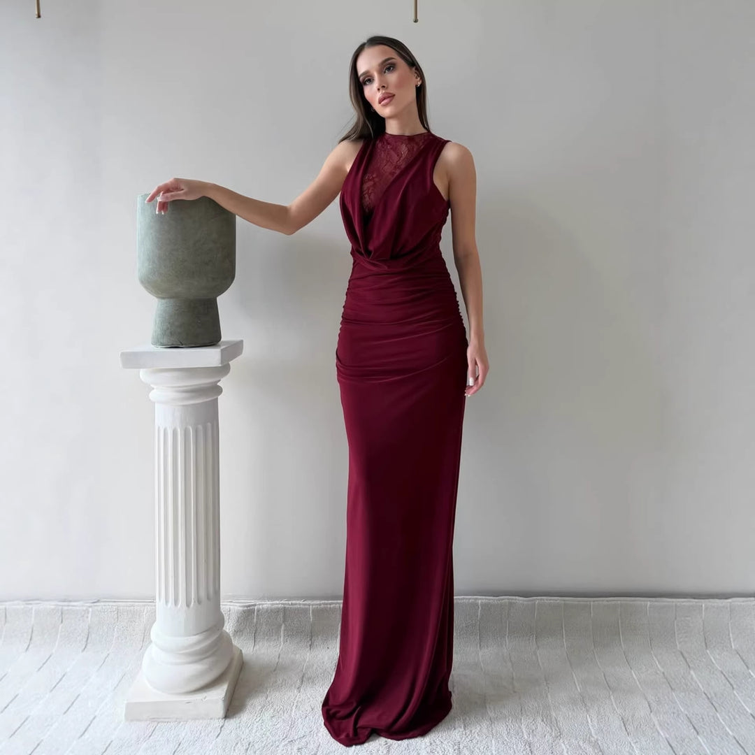 Damer Elegant Maxikjole med elegant halterneck-design og raffinert blondeplassering Skjora
