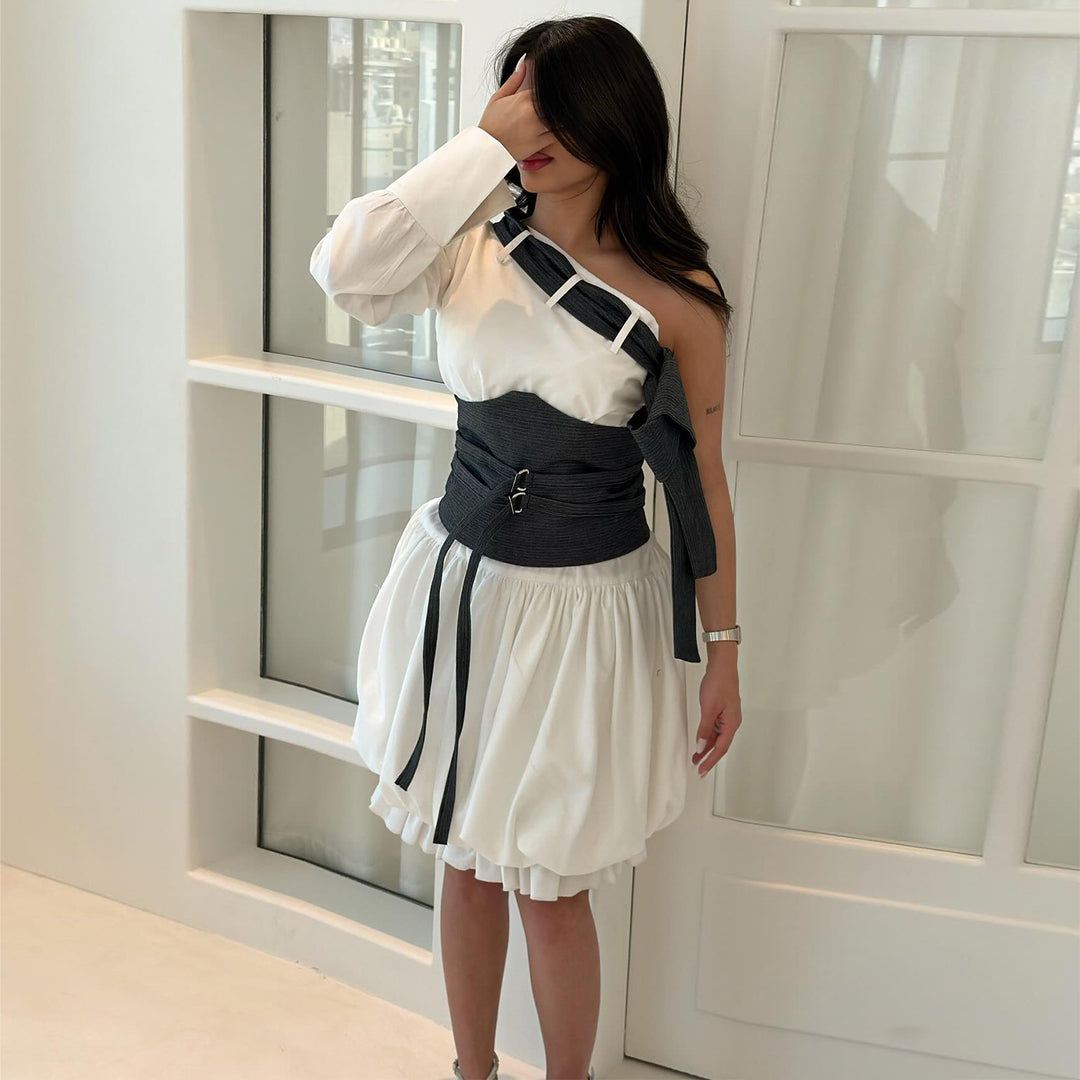 Kvinnens Off-Shoulder Kjole med Innovativ Midje Bodice og Voluminøs Skjørt