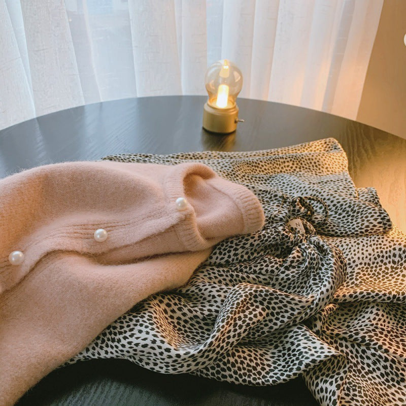 Dame cardigan med elegante perleknapper og moderne design Skjora